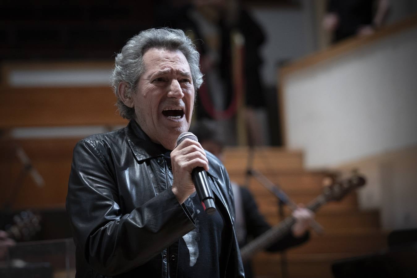 Actuación de Miguel Ríos con miles de escolares en la grabación del 'Himno a la Alegría'