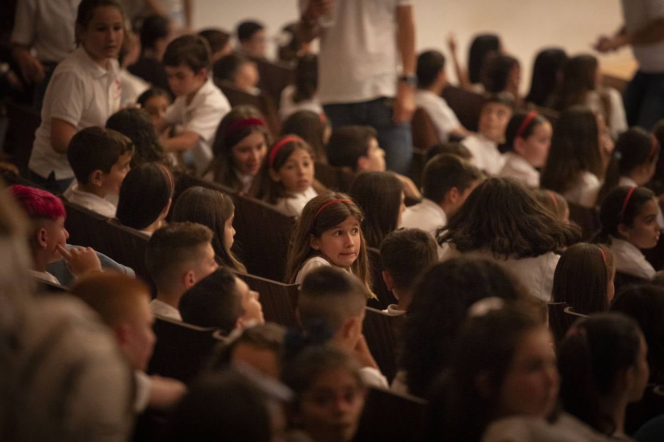 Actuación de Miguel Ríos con miles de escolares en la grabación del 'Himno a la Alegría'