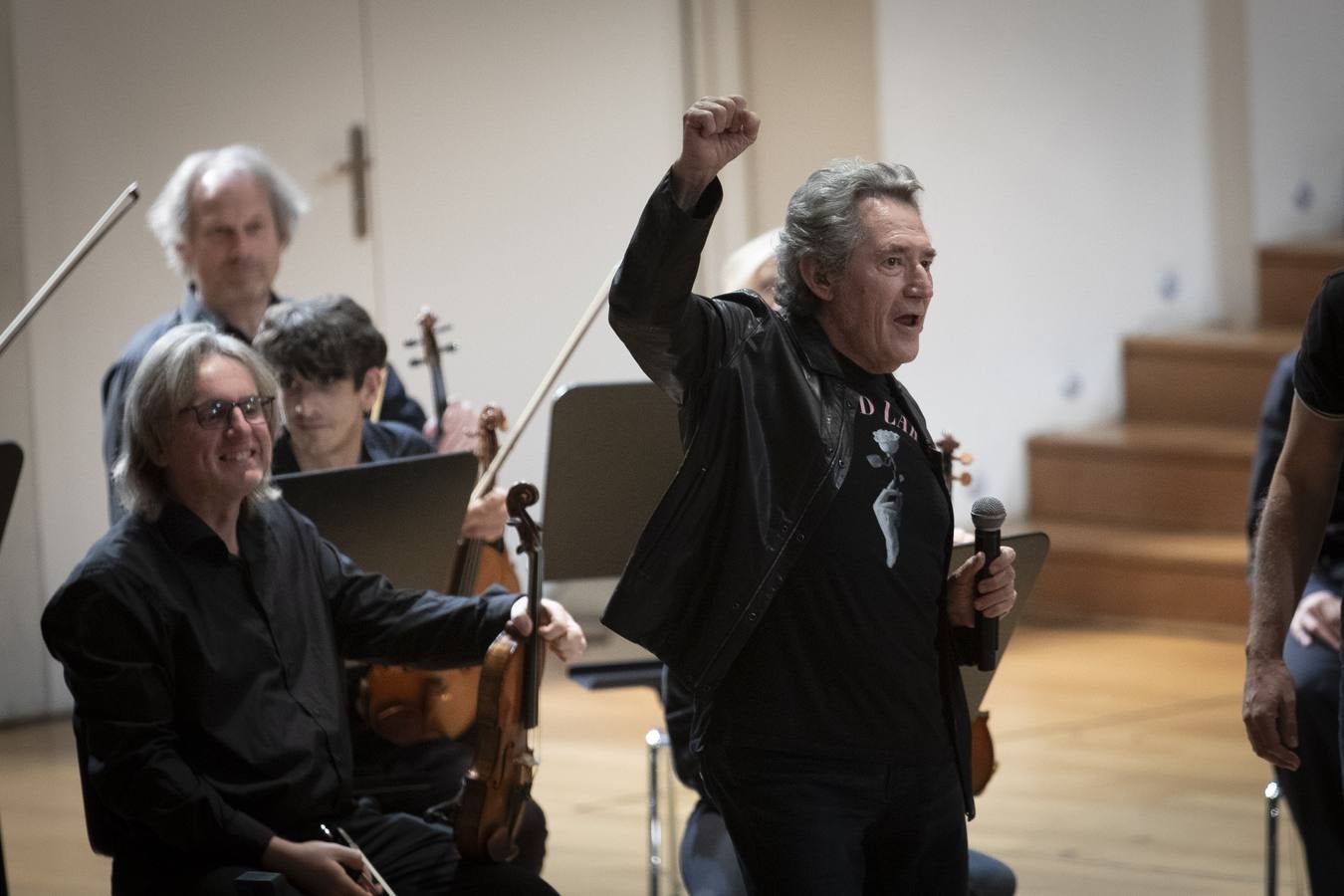 Actuación de Miguel Ríos con miles de escolares en la grabación del 'Himno a la Alegría'