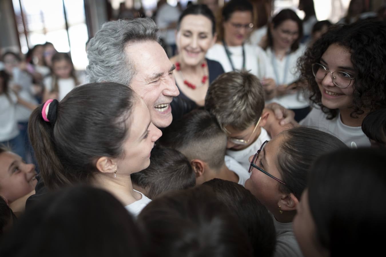 Actuación de Miguel Ríos con miles de escolares en la grabación del 'Himno a la Alegría'