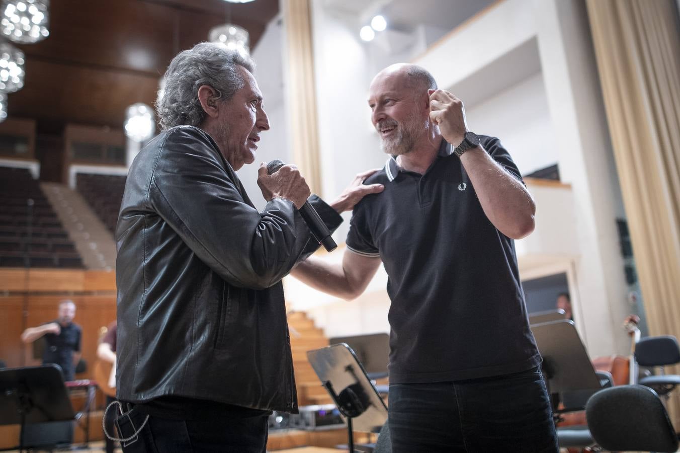 Actuación de Miguel Ríos con miles de escolares en la grabación del 'Himno a la Alegría'