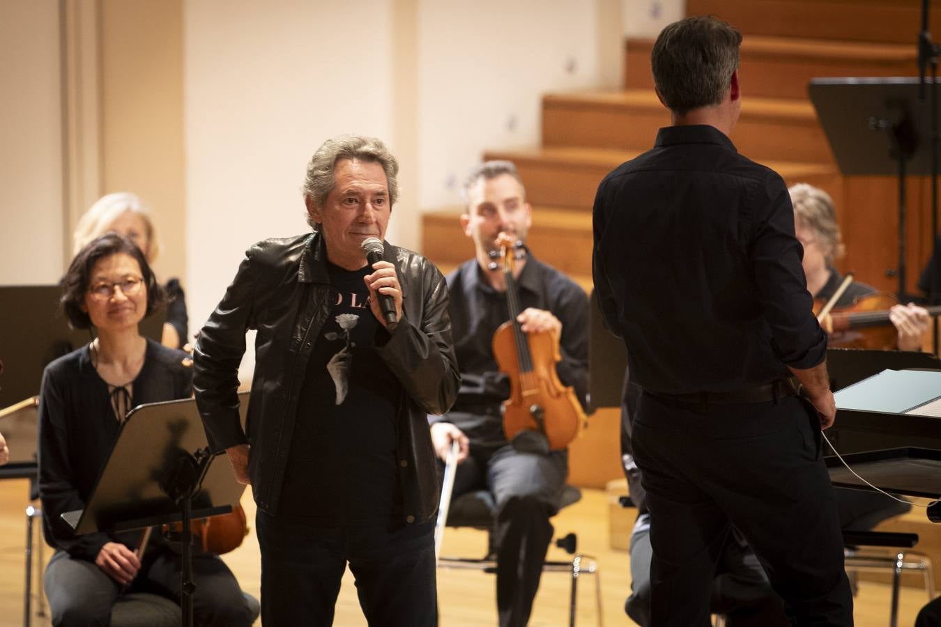 Actuación de Miguel Ríos con miles de escolares en la grabación del 'Himno a la Alegría'