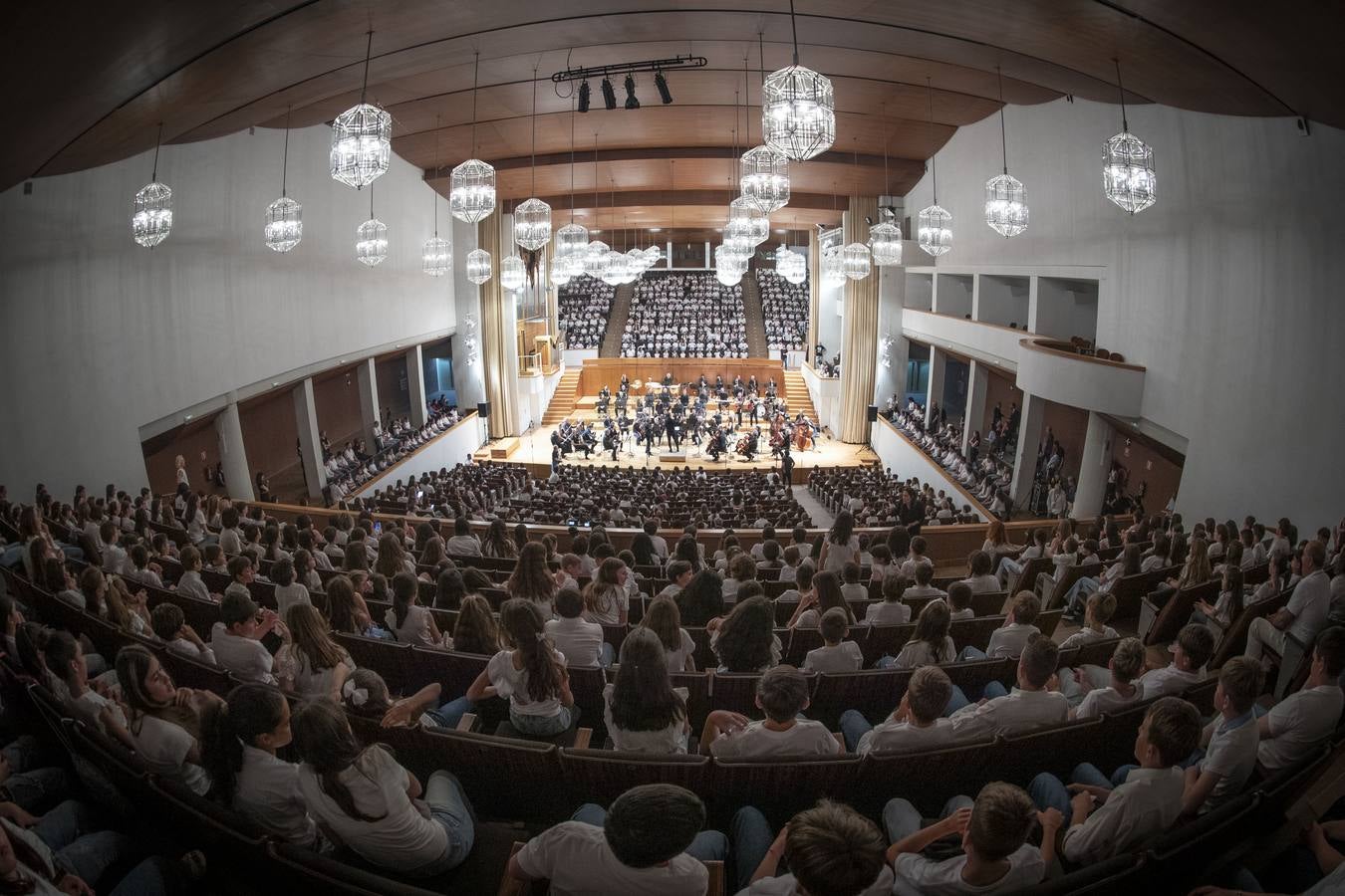 Actuación de Miguel Ríos con miles de escolares en la grabación del 'Himno a la Alegría'