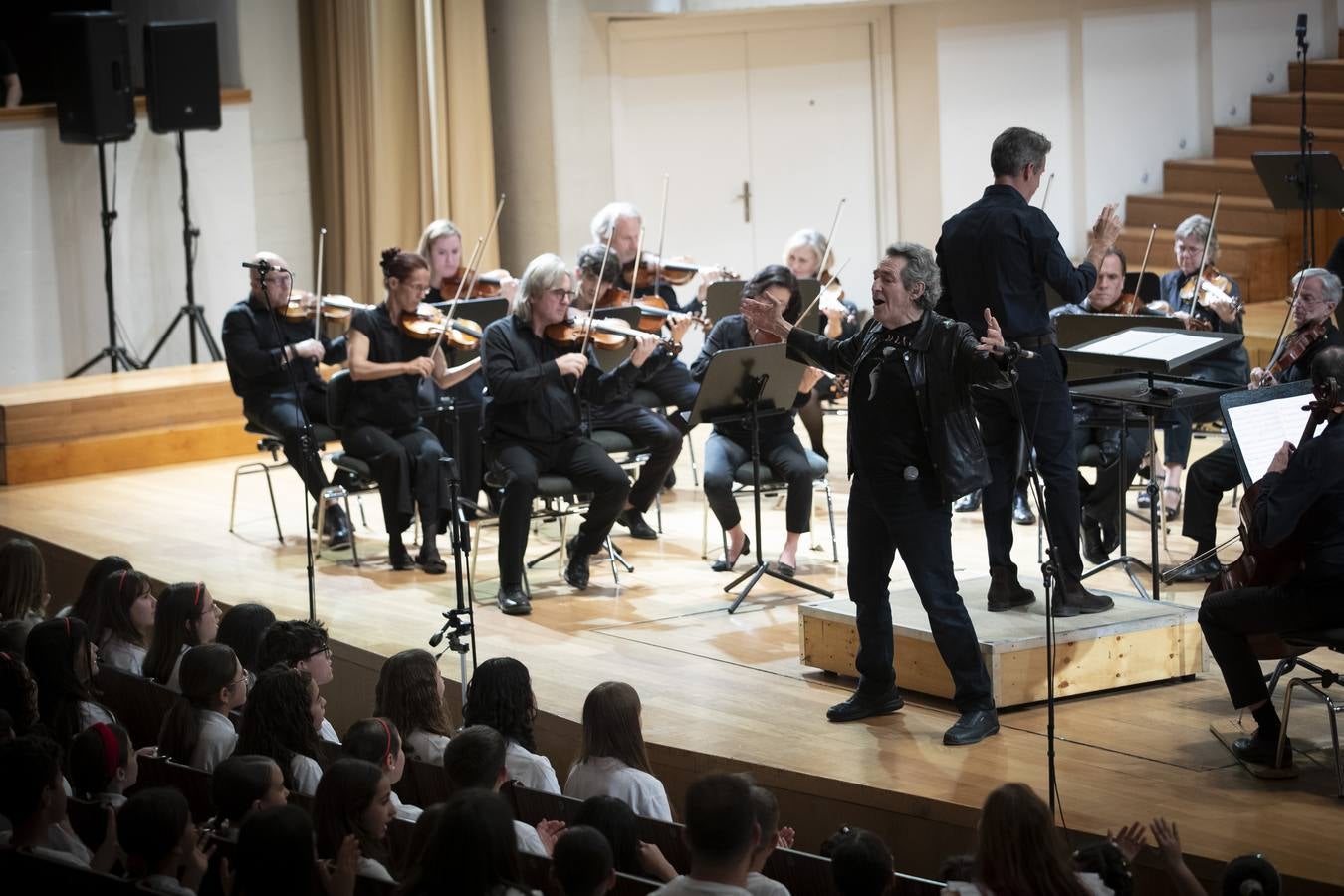 Actuación de Miguel Ríos con miles de escolares en la grabación del 'Himno a la Alegría'