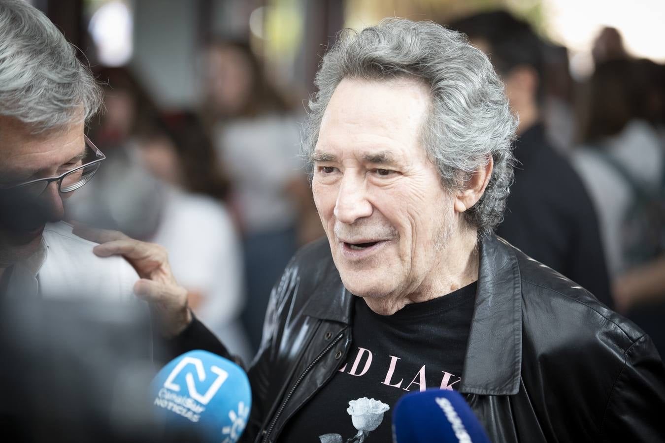 Actuación de Miguel Ríos con miles de escolares en la grabación del 'Himno a la Alegría'