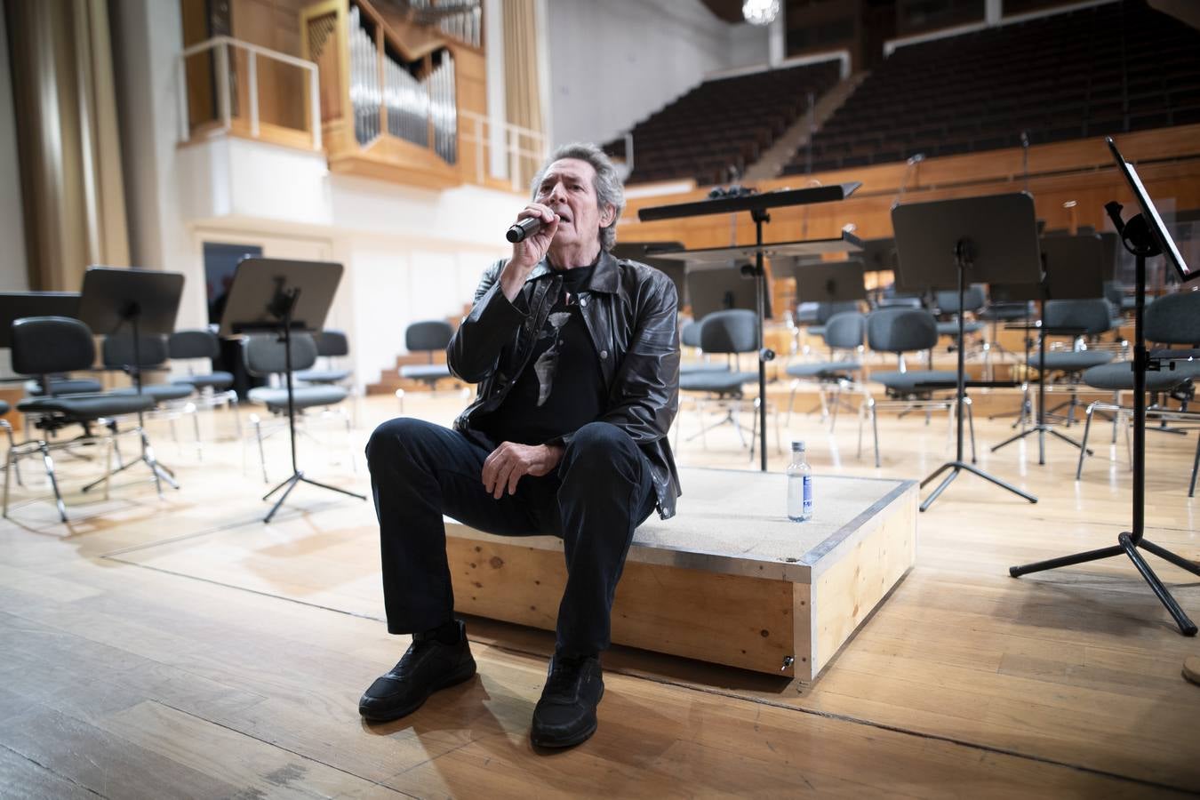 Actuación de Miguel Ríos con miles de escolares en la grabación del 'Himno a la Alegría'