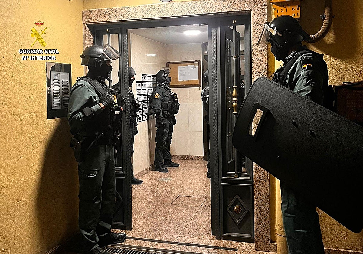 Agentes de Guardia Civil y Policía Nacional, en la vivienda en la que se encontraron las armas