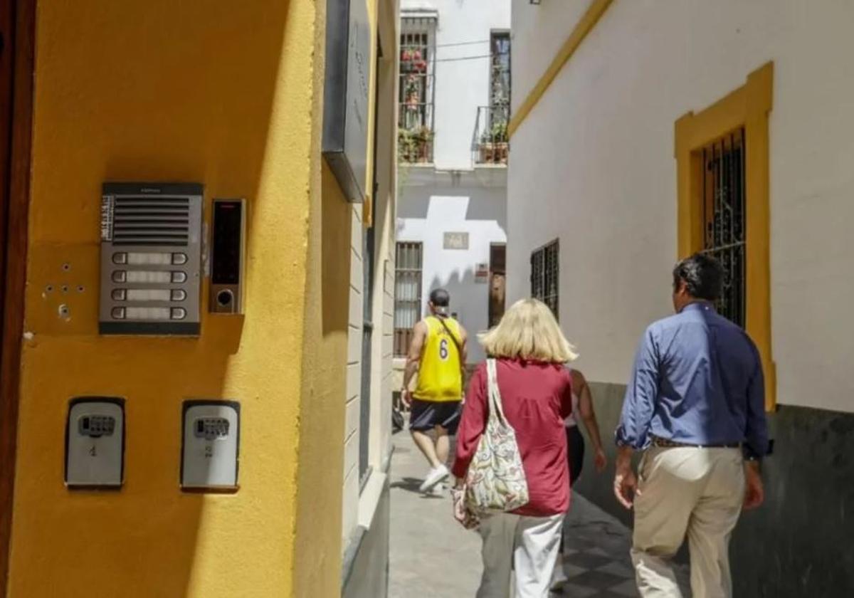 Cajetines de acceso a viviendas turísticas en un bloque de Córdoba
