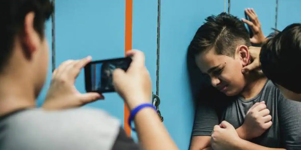 Los casos de ciberacoso se reducen un 60% un año después de la prohibición del uso de móviles en centros educativos