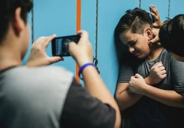 Los casos de ciberacoso se reducen un 60% tras prohibir el uso de móviles en los centros educativos valencianos
