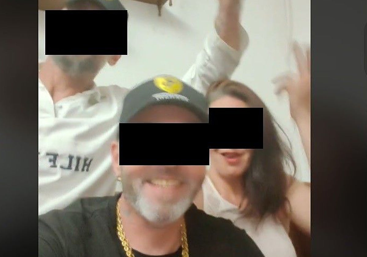 Los tres implicados horas antes del crimen en el piso de la expareja en Platero Pedro de Bares