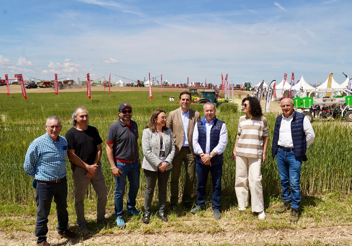 La consejera de Agricultura, María González Corral, y los representantes de las organizaciones profesionales agrarias visitan la feria Demoagro en Medina del Campo (Valladolid)
