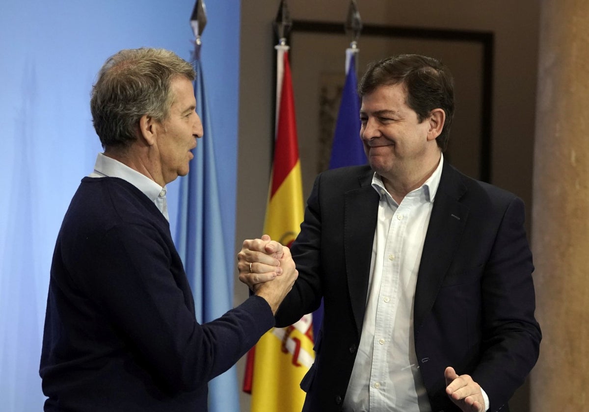 El líder del PP, Alberto Núñez Feijóo, junto al presidente del PPCyL Alfonso Fernández Mañueco, en una imagen de archivo