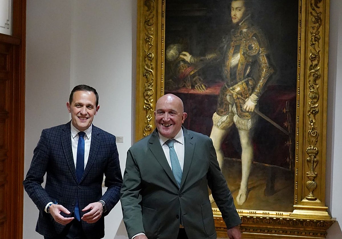 Conrado Martín y Jesús Julio Carnero, ante un retrato de Felipe II