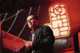 Los estatutos aprobados por el PSOE en noviembre permitirán a Gallardo seguir aunque se siente en el banquillo
