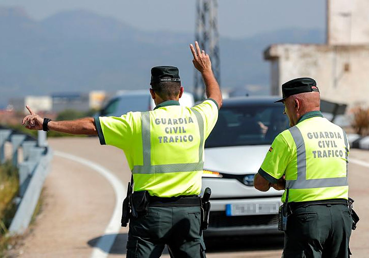 Imagen de archivo de dos agentes de la Guardia Civil de Tráfico en Valencia