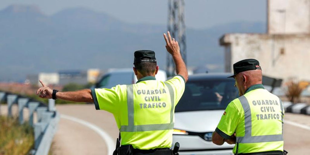 Un conductor sin carné acaba estrellado tras huir de la guardia civil y tirar droga por la ventanilla