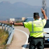 Un conductor sin carné acaba estrellado tras huir de la Guardia Civil y tirar droga por la ventanilla