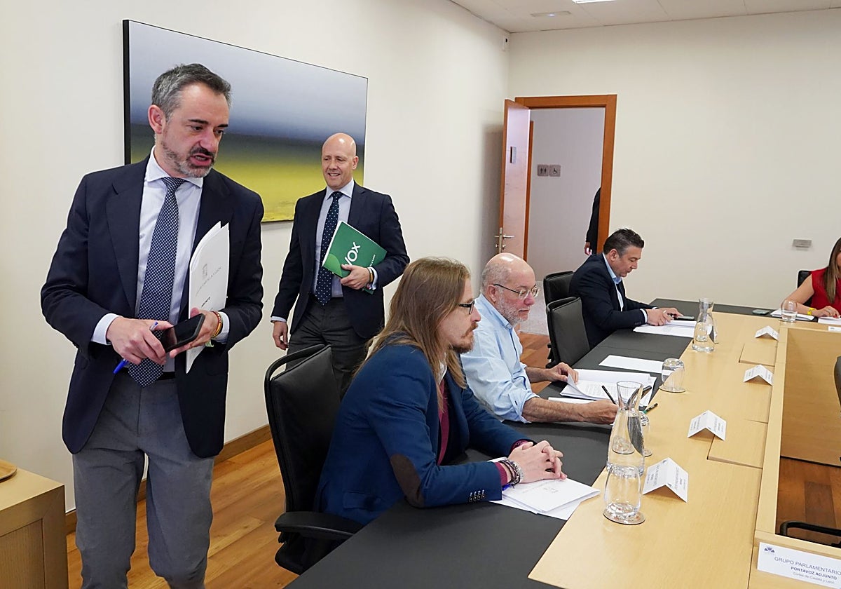 El portavoz parlamentario de vox David Herrero junto a Carlos Menéndez a su llegada a la reunión de la Junta de Portavoces