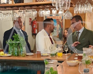 Un capitán de inteligencia antidroga de la Guardia Civil, de feria con narcos en Sevilla