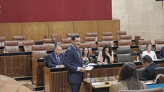 La oposición abandona en bloque el Parlamento de Andalucía tras un intenso debate sobre dependencia con Juanma Moreno