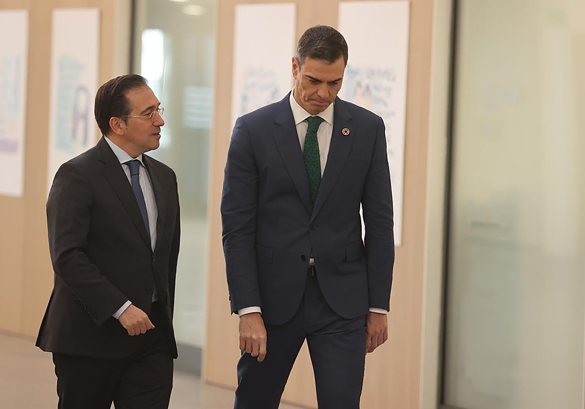 Foto: El presidente del Gobierno, Pedro Sánchez, junto al ministro Albares, en la Conferencia de Embajadores y Embajadoras 2025 | En vídeo: Un hombre disparó y mató a dos empleados de la Embajada de Israel en Washington