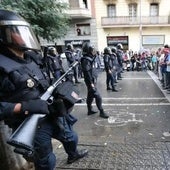 Policías durante el 1-O en Barcelona