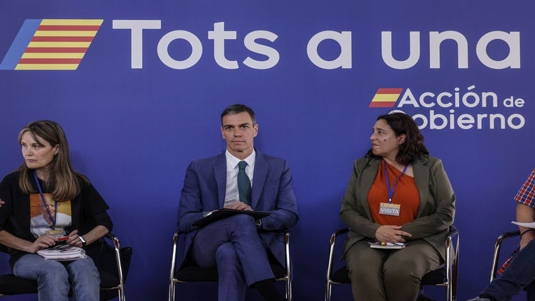 Sánchez escucha a las víctimas de la dana siete meses después y les promete volver a la zona cero