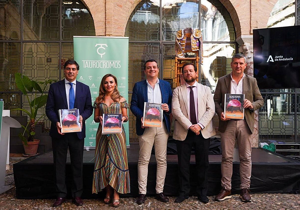 El alcalde, en el centro, con la nueva colección de cromos del mundo de los toros