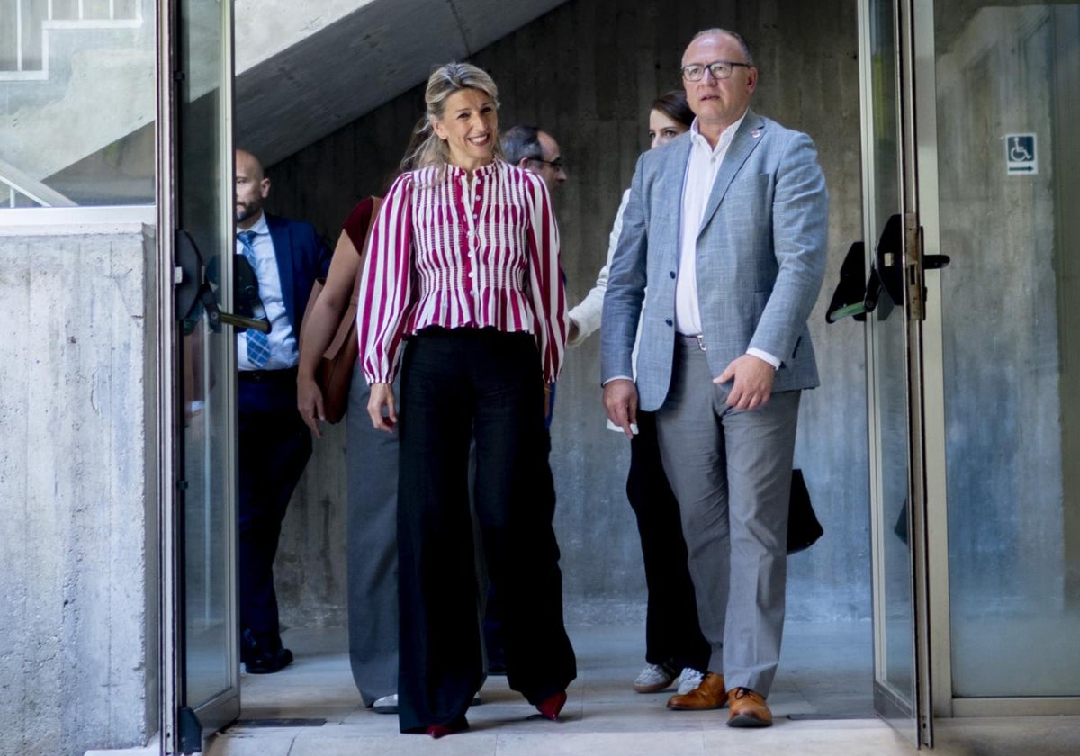 La vicepresidenta segunda del Gobierno y ministra de Trabajo y Economía Social, Yolanda Díaz, y el director general del SEPE, Gerardo Gutiérrez, este miércoles