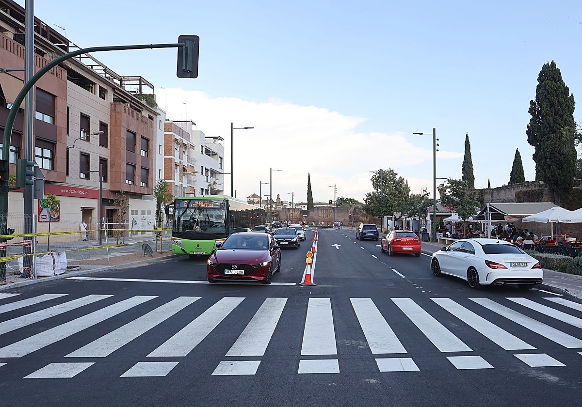 Coches por los nuevos carriles de la Ronda del Marrubial este viernes 23 de mayo