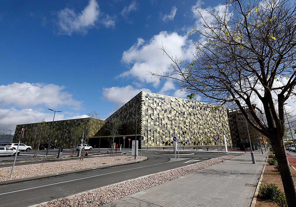 Hospital Quirónsalud de Córdoba detrás de cuyo edificio se situará la nueva residencia de mayores