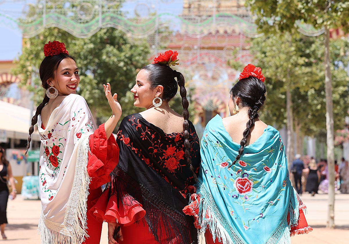 Tres jóvenes vestidas de gitana por el Real del Arenal en Córdoba