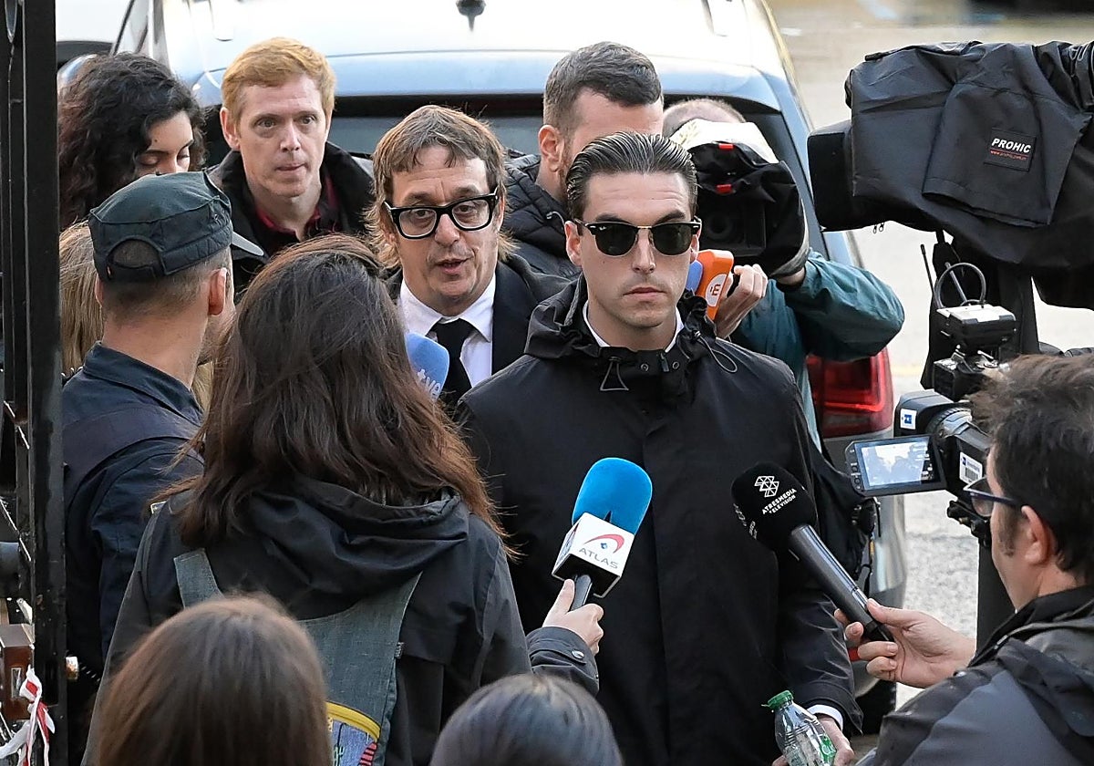 Manuel Ferreiro (izqda.) y Alejandro Míguez, antes de una de las sesiones del juicio por el crimen