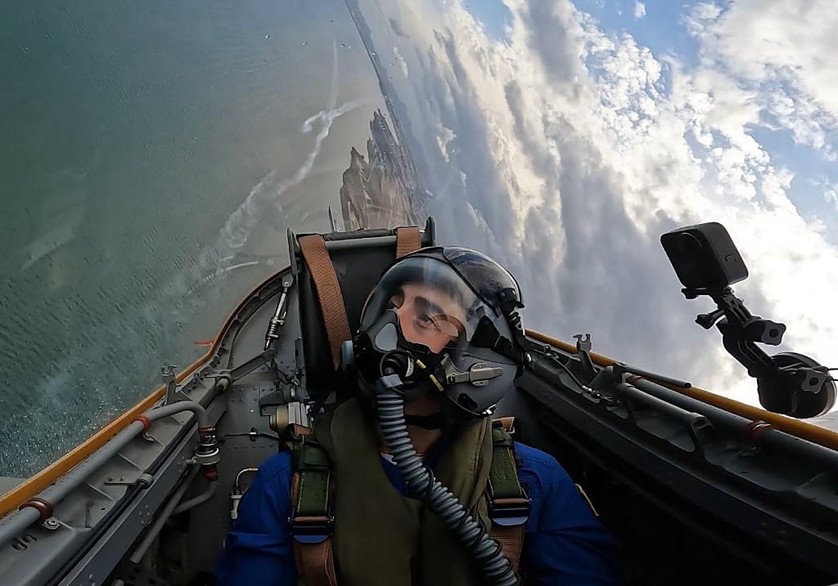 El piloto Pedro Acosta en un C-101 de la Patrulla Águila