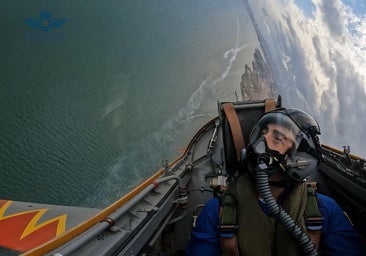 El piloto Pedro Acosta en un C-101 de la Patrulla Águila