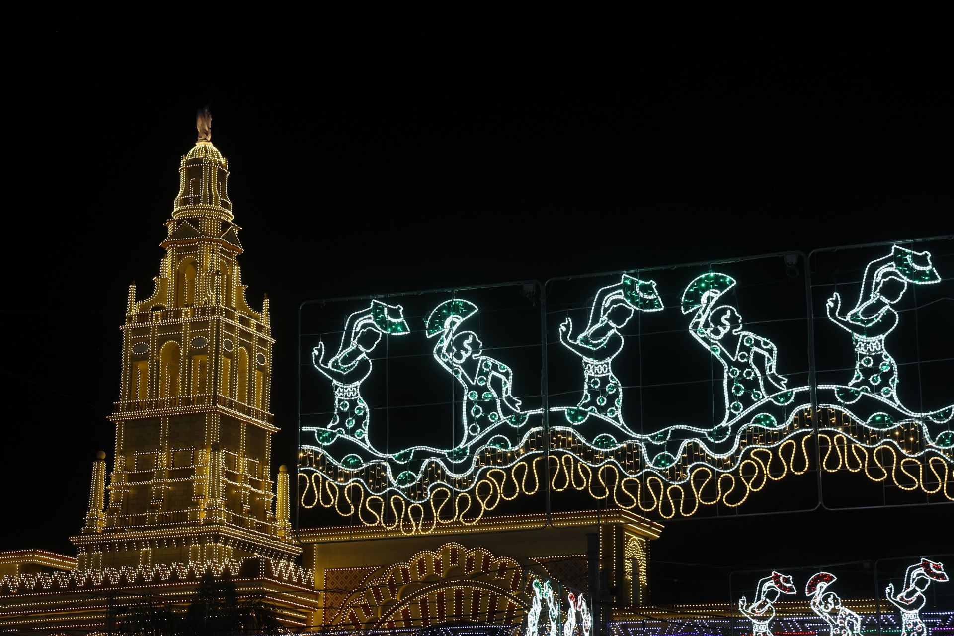 El deslumbrante encendido de la portada de la Feria de Córdoba, en imágenes