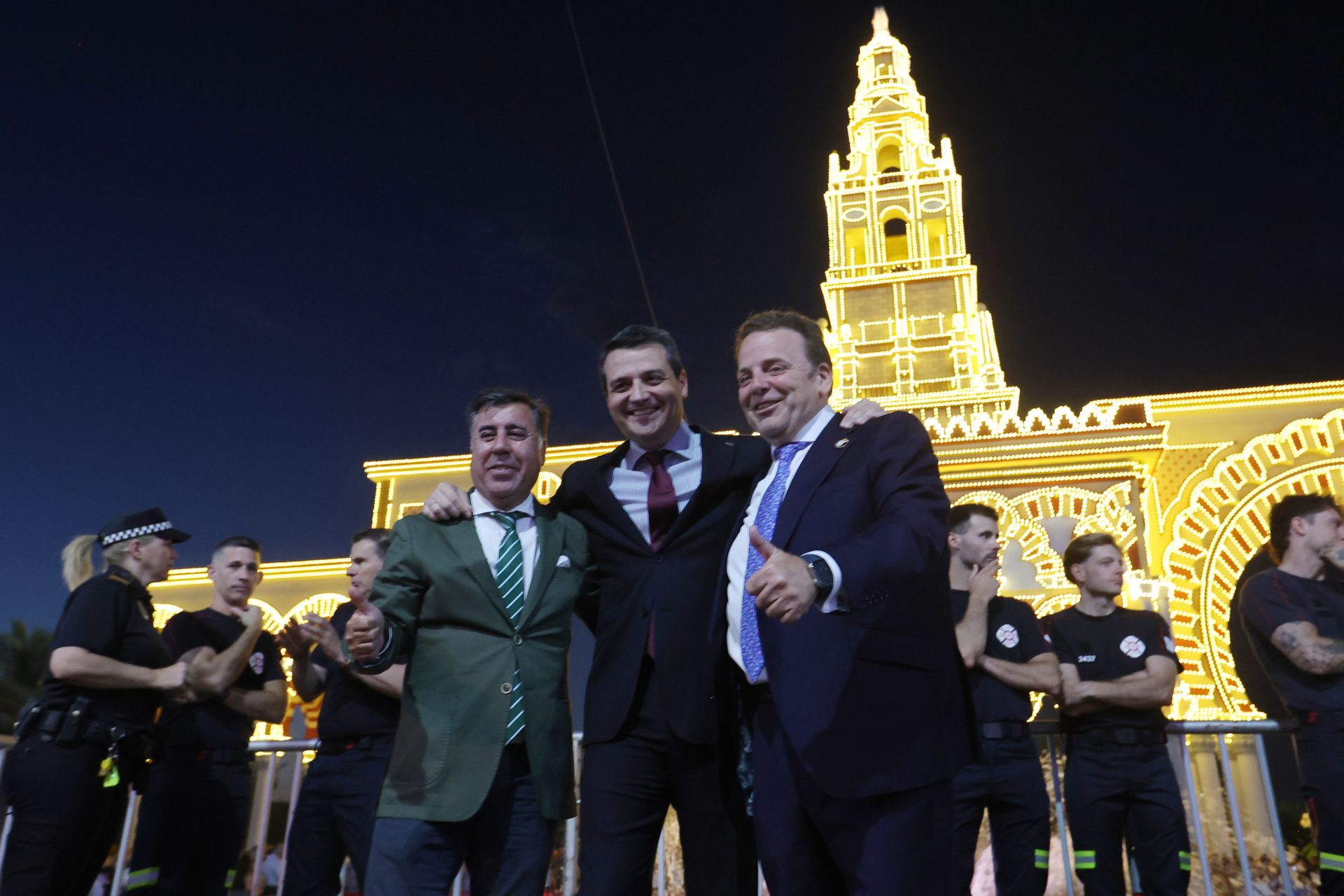 El deslumbrante encendido de la portada de la Feria de Córdoba, en imágenes