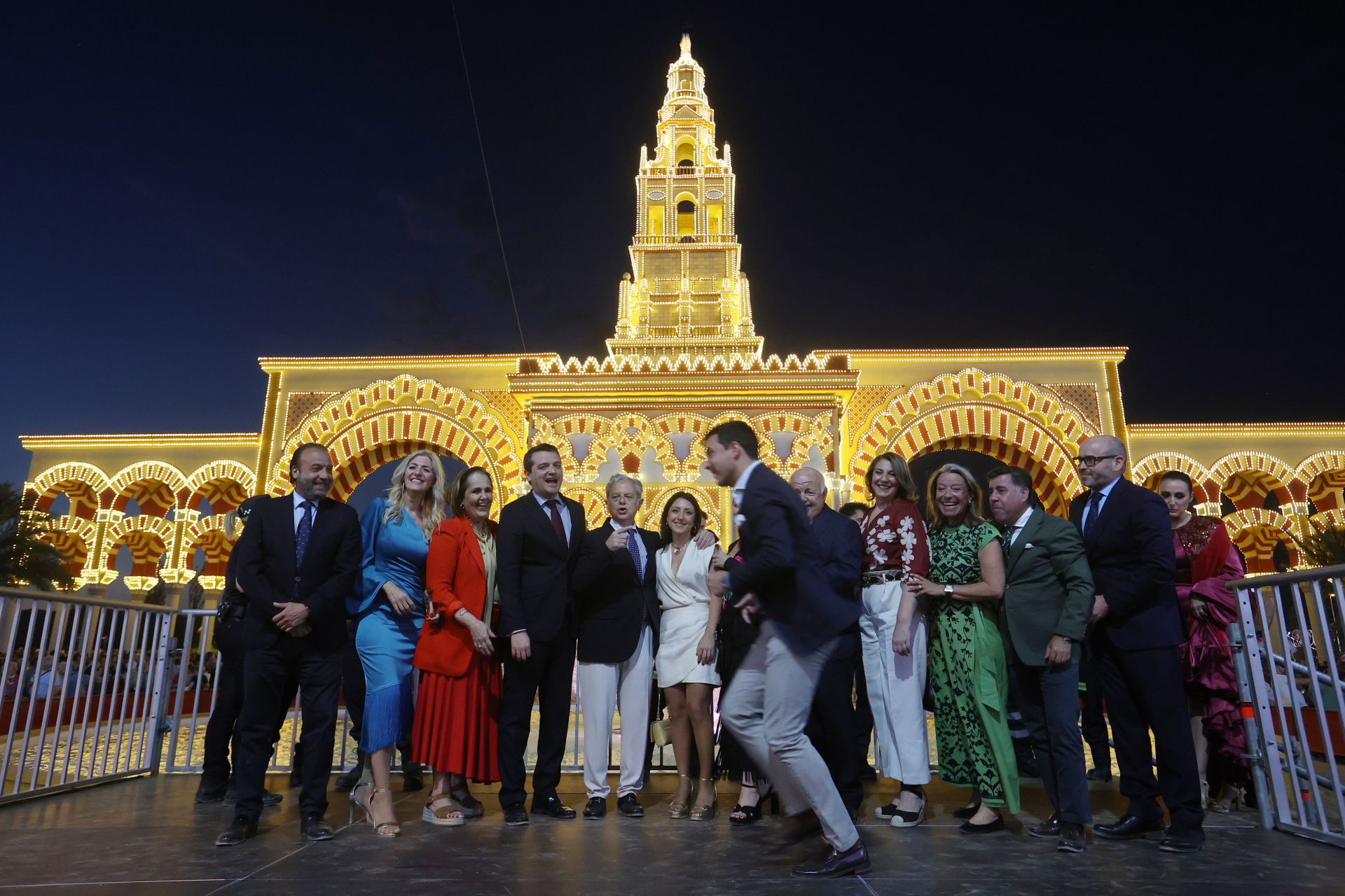 El deslumbrante encendido de la portada de la Feria de Córdoba, en imágenes