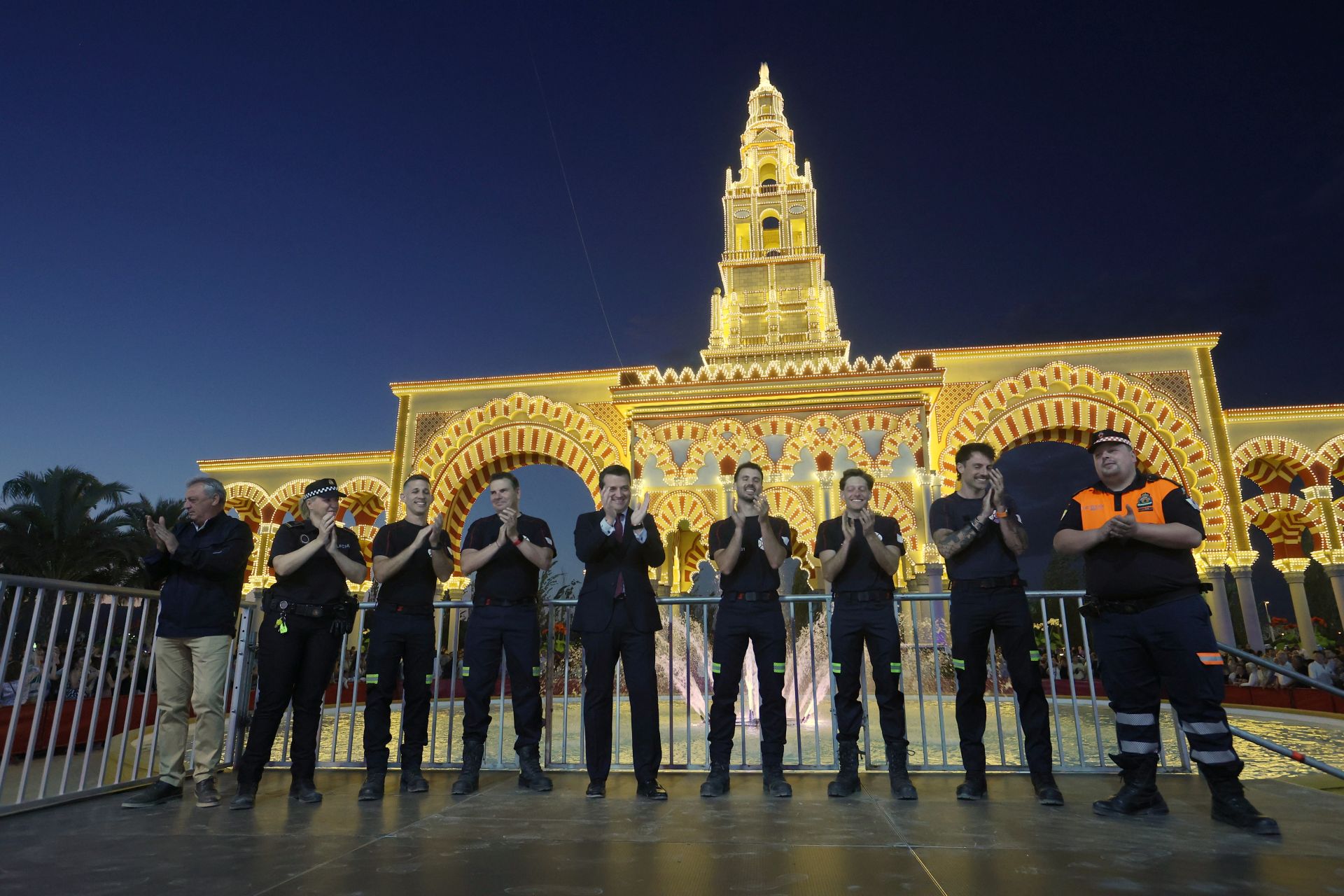El deslumbrante encendido de la portada de la Feria de Córdoba, en imágenes