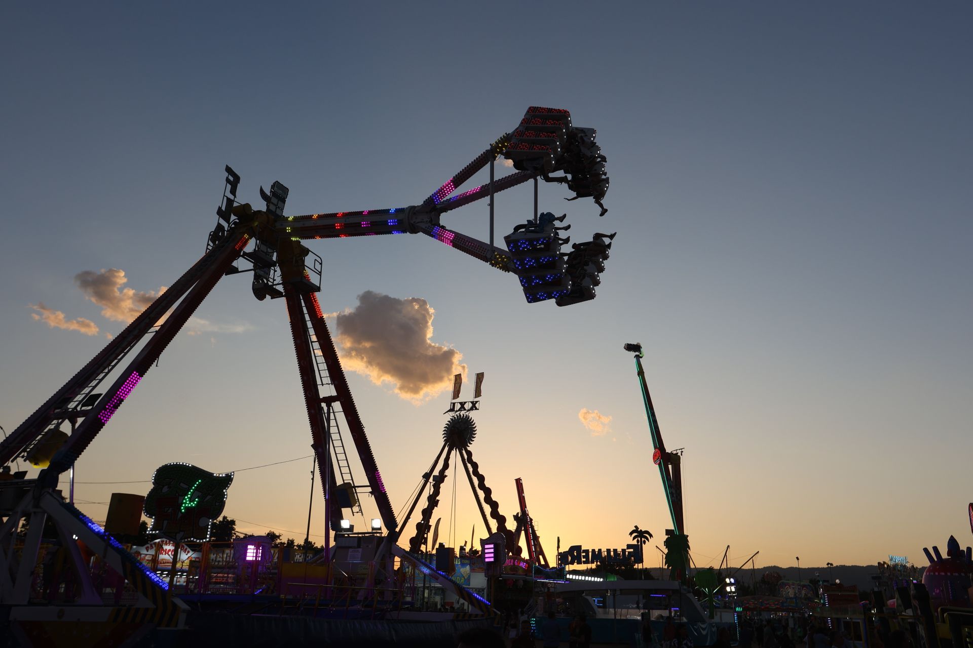 El deslumbrante encendido de la portada de la Feria de Córdoba, en imágenes