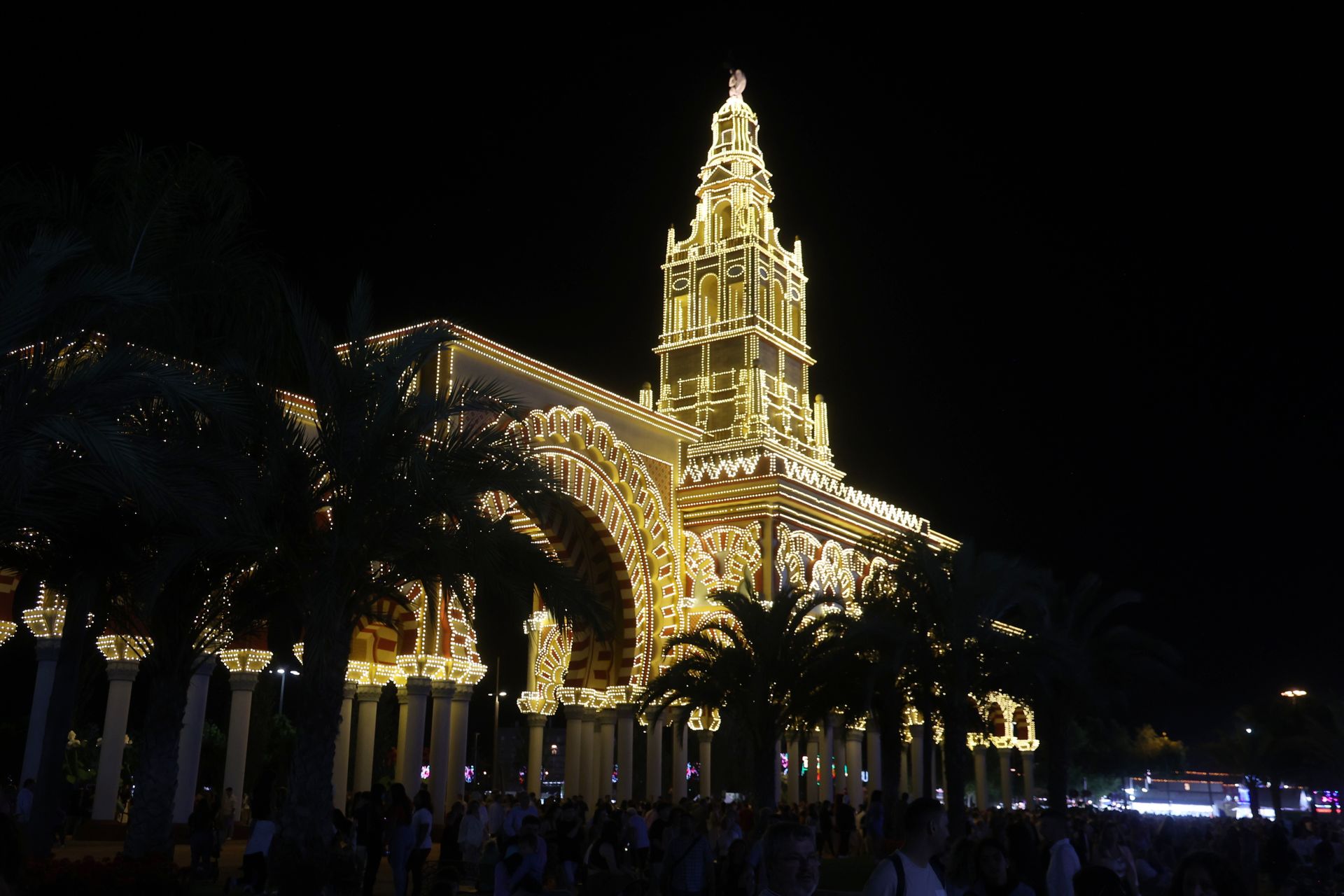 El deslumbrante encendido de la portada de la Feria de Córdoba, en imágenes