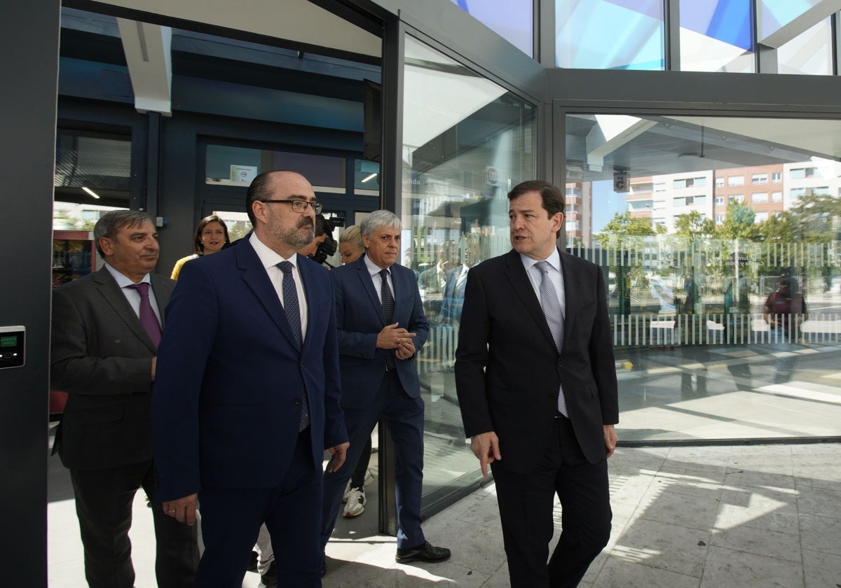 . El presidente de la Junta, Alfonso Fernández Mañueco, junto al alcalde de Ponferrada, Marco Morala, durante su visita a la renovada estación de autobuses