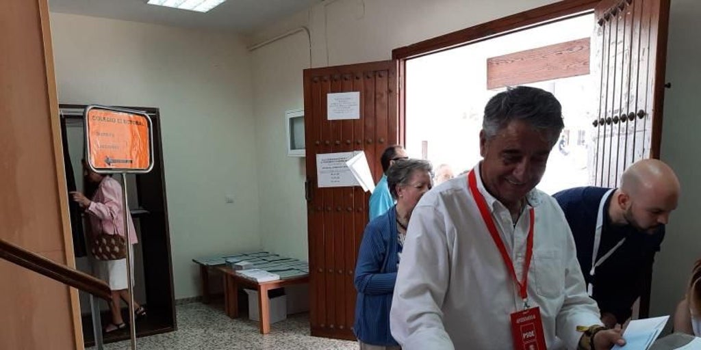 El hijo del alcalde socialista de Hinojosa del Duque Matías González se ...