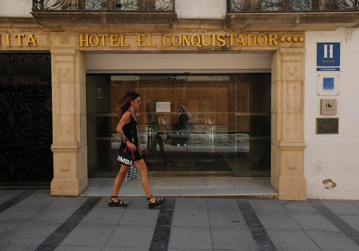 Una turista pasea por delante de un hotel del Centro Histórico