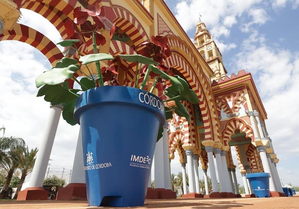 Imagen de uno de los macetones colocados por el Ayuntamiento en la portada