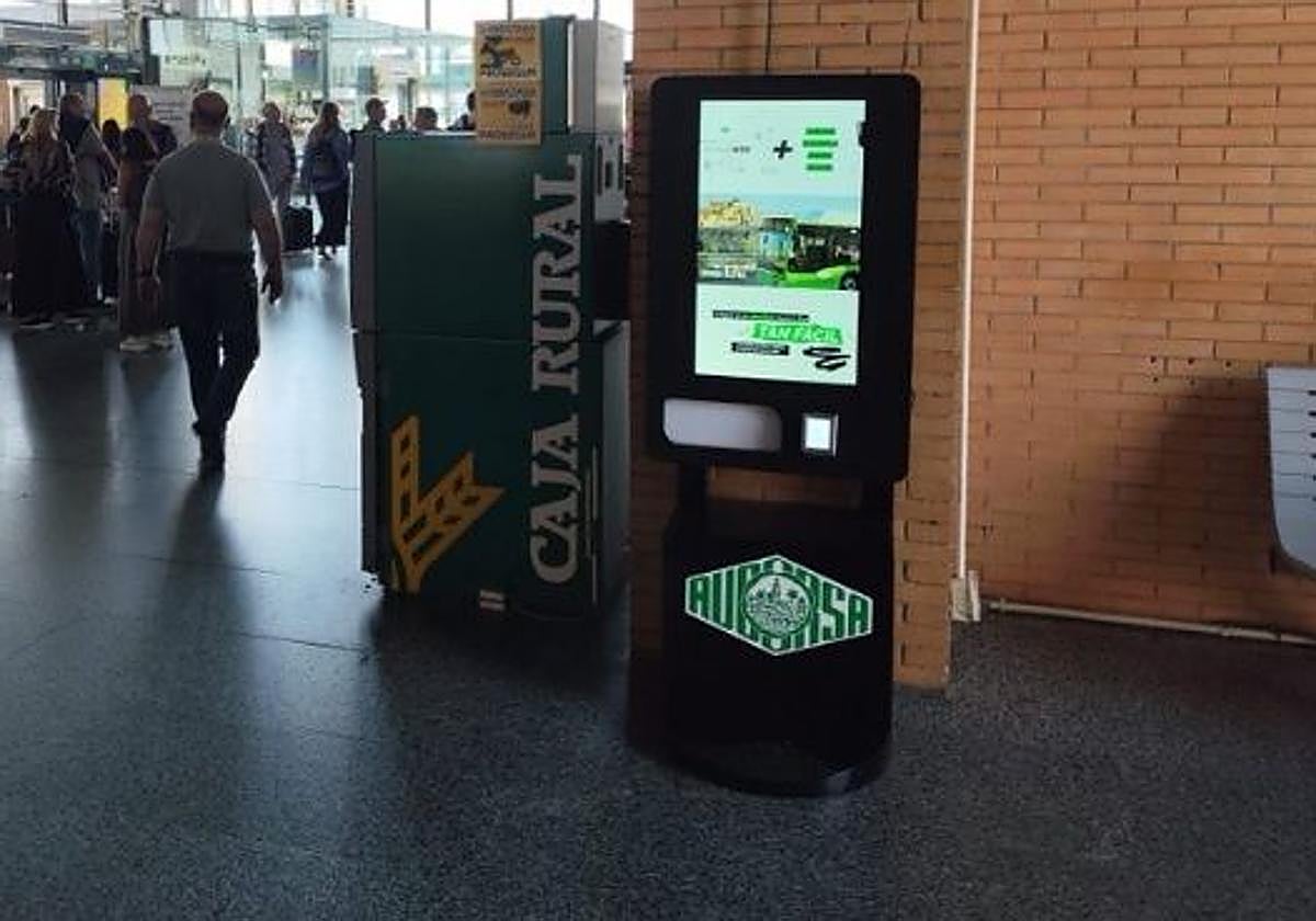 Aucorsa instala un punto de venta en la estación de tren para ir a la Feria en autobús