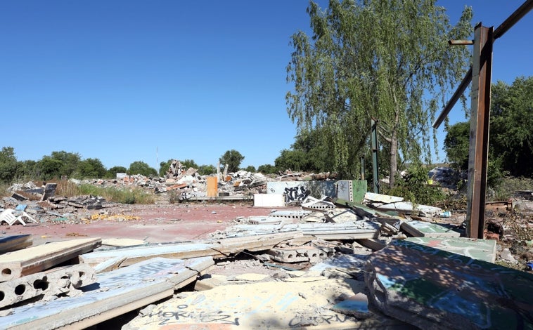 Imagen principal - Arriba, el centro de ocio desmantelada; a la derecha, Silvia Agusto, que ha actuado de portavoz de las familias