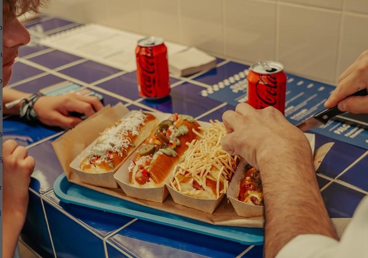 El local cuenta con hasta siete variedades de perritos calientes
