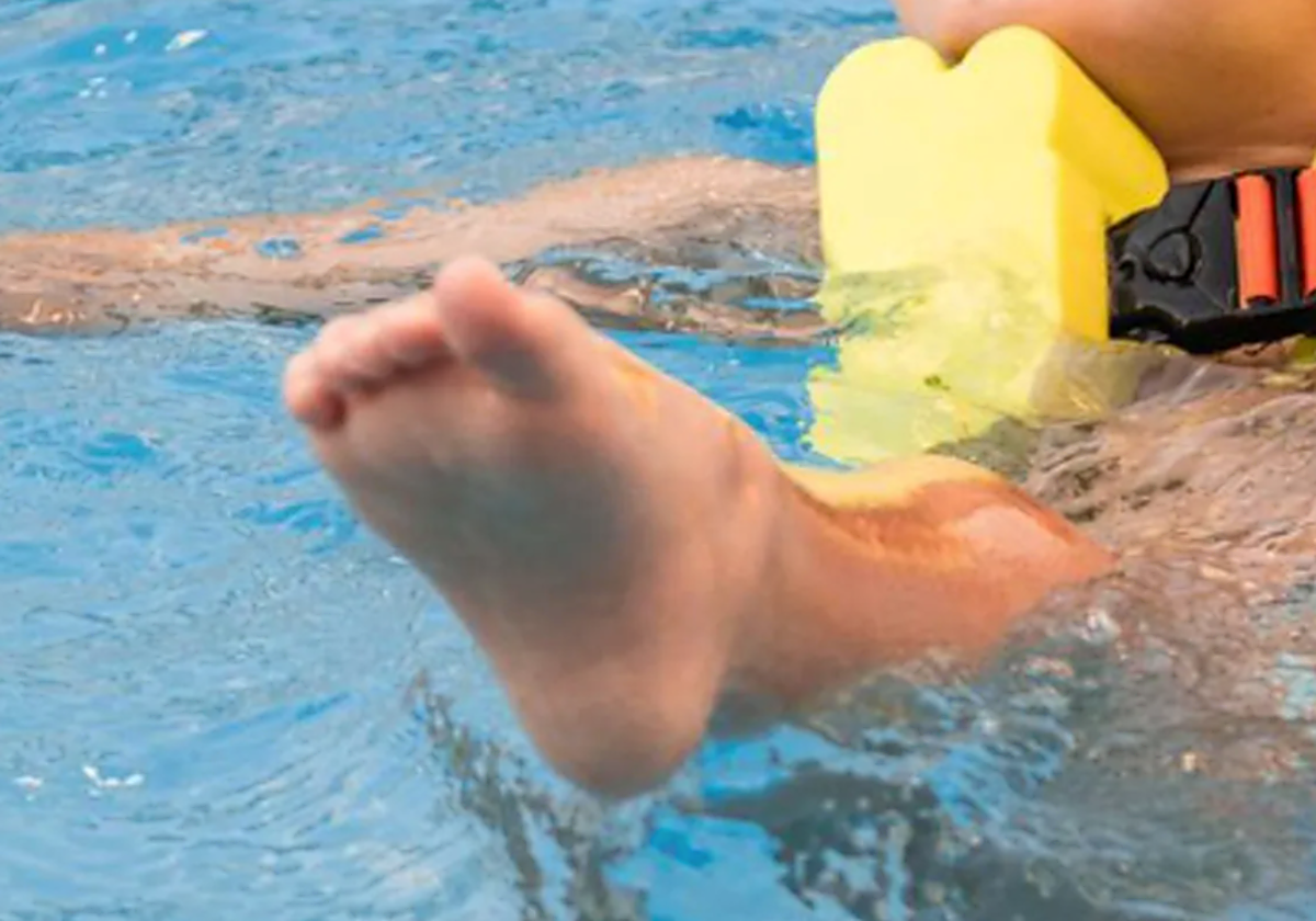 Imagen de archivo de un niño en una piscina